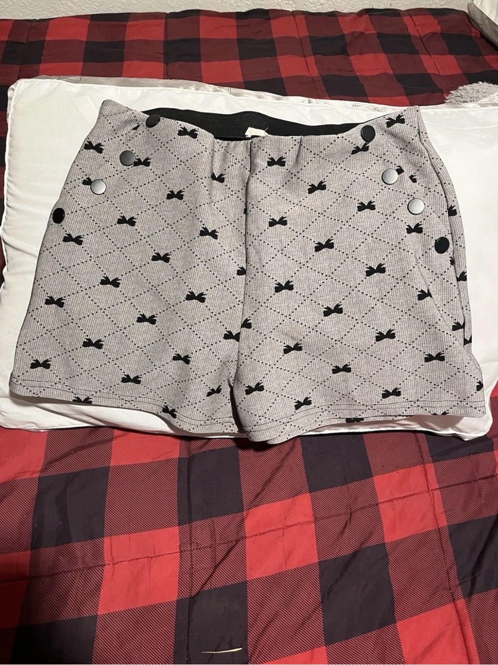 Gray Bow-Pattern Cargo Shorts with Silver Buttons